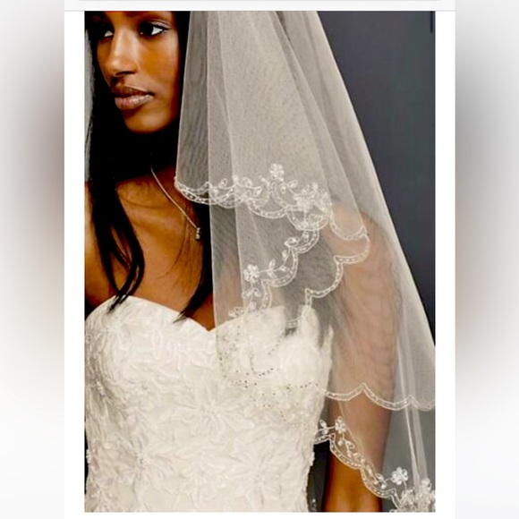 NWT- David’s Bridal Two-Tiered Fingertip Length Wedding Veil - Picture 1 of 8